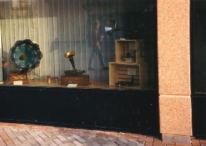 Mars 2005, exposition de quelques phonos dans une vitrine d'un commerce à Pully

