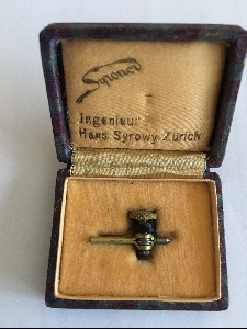 SYRONOR

Cette aiguille permanente dans le boîtier est un design précieux et peut être plaquée or. 

Important: pour sortir le fil, tournez-le toujours dans le sens antihoraire. Faire demi-tour peut endommager l'aiguille.

L'ingénieur Hans Syrowy a probablement également produit les changeurs de monnaie manuels de la marque SYRO. Il a déposé pour cela des brevets en 1932 et 1934.

