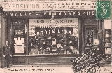 carte postale de la Maison Palier, Le Havre, Sur la droite derrière la charrette, on peut voir un phonographe à 6 cylindres avec rouleau publicitaire construit par Paillard, Ste-Croix, Suisse.